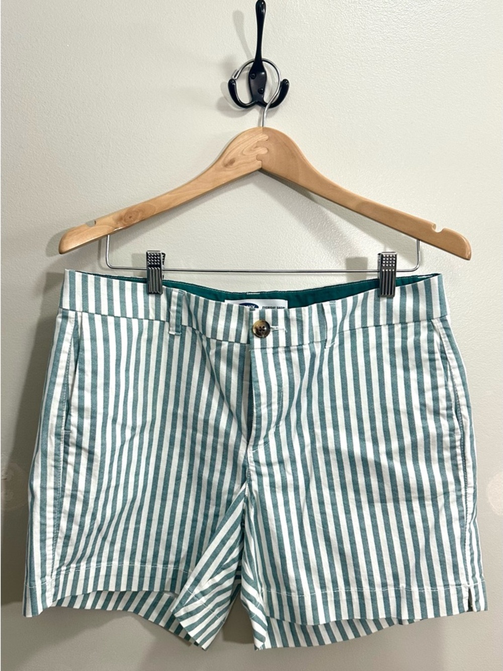 Old Navy Women  Everyday Short 5” Green and White Vertical Stripe Size 10